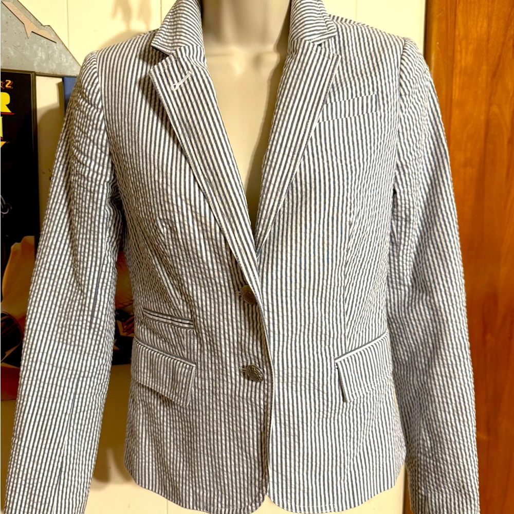 Sz 0 Banana Republic gray and white vertical striped seersucker blazer. Women’s